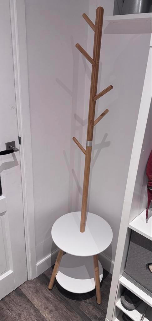 Stijlvolle kapstok met tafeltje - Scandinavisch design, Huis en Inrichting, Woonaccessoires | Kapstokken, Zo goed als nieuw, Staande kapstok