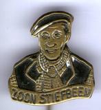 Zoon Stiefbeen zwart op koper tv serie speldje ( S_211 ), Verzamelen, Verzenden, Nieuw, Figuurtje, Speldje of Pin