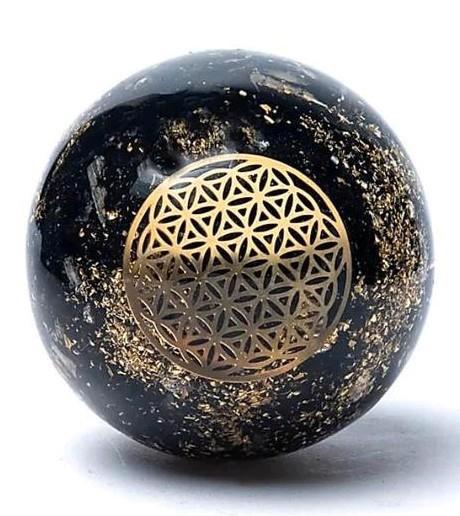 Orgonite / orgoniet Toermalijnen bol, 6 cm, Verzamelen, Mineralen en Fossielen, Mineraal, Ophalen of Verzenden
