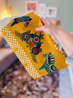 Stof Zweeds paardje bloemen okergeel retro vintage jaren 70, 120 cm of meer, Geel, Nieuw, Ophalen of Verzenden