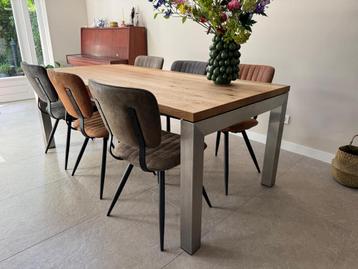 Sterk, strak, modern, makkelijke eiken tafel 2x1 meter beschikbaar voor biedingen