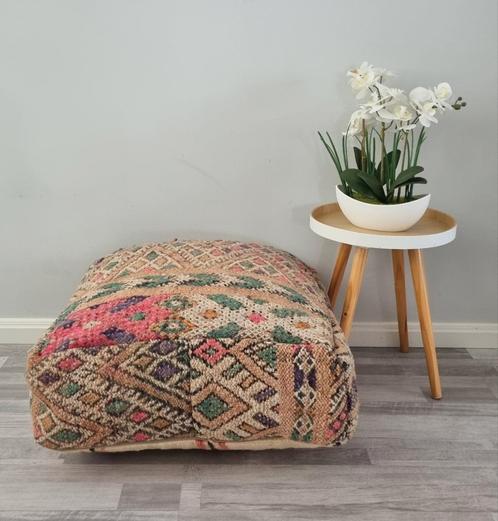 Kelim berber poef, vintage zitkussen pink, Huis en Inrichting, Banken | Voetenbanken en Poefen, Nieuw, 50 tot 75 cm, 50 tot 75 cm