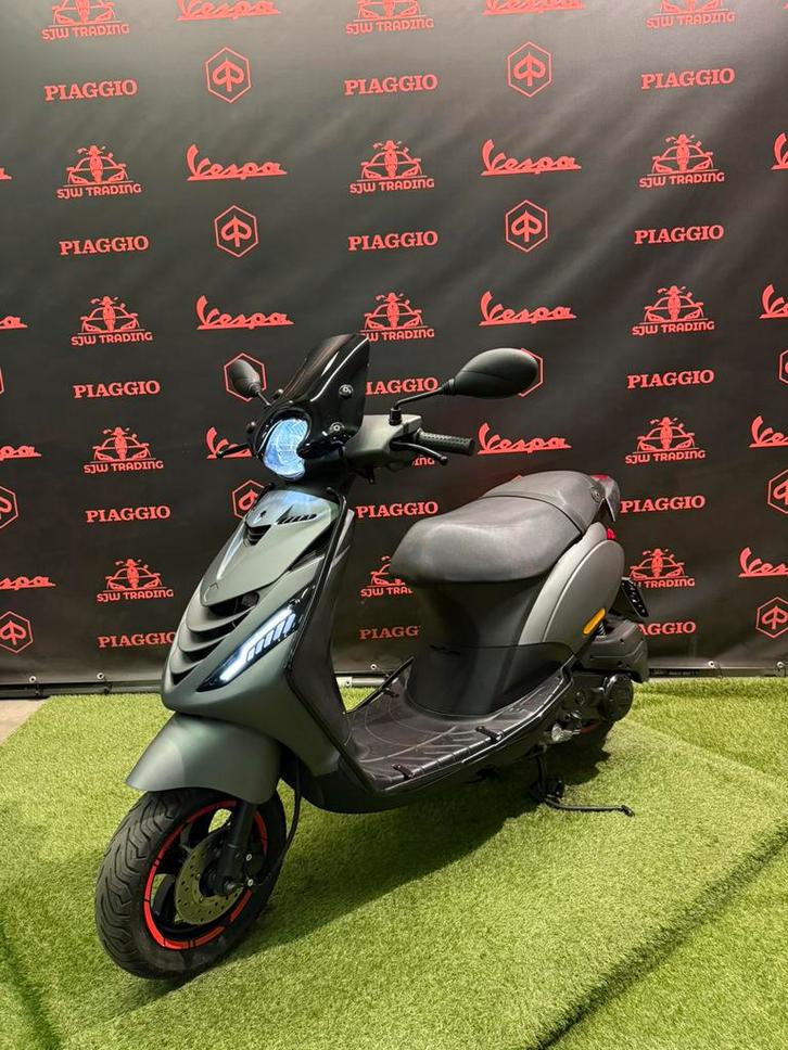 Piaggio Zip 2019 Brom! SP Matte Grijs Alpha Led Garantie!, Fietsen en Brommers, Scooters | Piaggio, Zip, Benzine, Ophalen of Verzenden