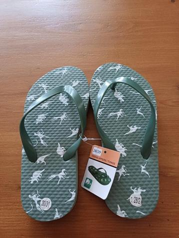 Nieuwe teenslippers maat 28/29 groen met dino’s beschikbaar voor biedingen