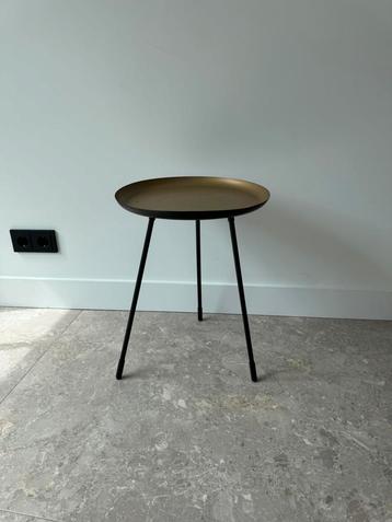 Bijzettafel beschikbaar voor biedingen