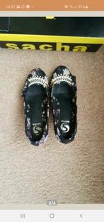 SACHA ZWARTE GEBLOEMDE PUMPS MET BLOEMEN EN  PARELTJES 39, Pumps, Zwart, Ophalen of Verzenden, Zo goed als nieuw