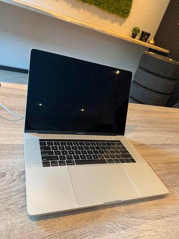 MacBook Pro 2018 15 inch defect  beschikbaar voor biedingen