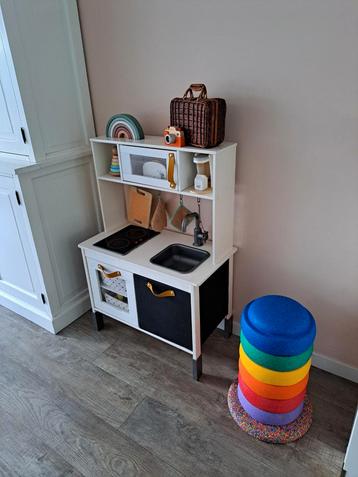 Leuke houten speelkeuken met accessoires beschikbaar voor biedingen