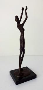 Bronzen beeldje van staande vrouw met geheven armen 3870-b, Antiek en Kunst, Ophalen of Verzenden, Brons