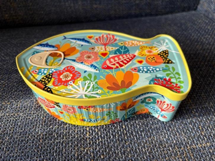 Koekblik vorm sardinesblik  met kleurrijke vissenprint, Verzamelen, Blikken, Zo goed als nieuw, Koek(jes), Overige merken, Ophalen