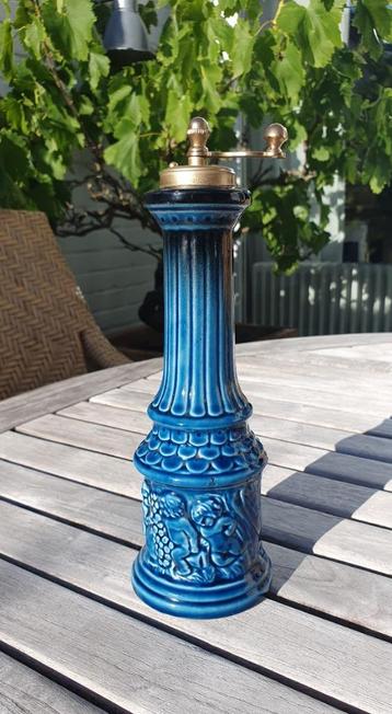 Vintage keramische pepermolen beschikbaar voor biedingen