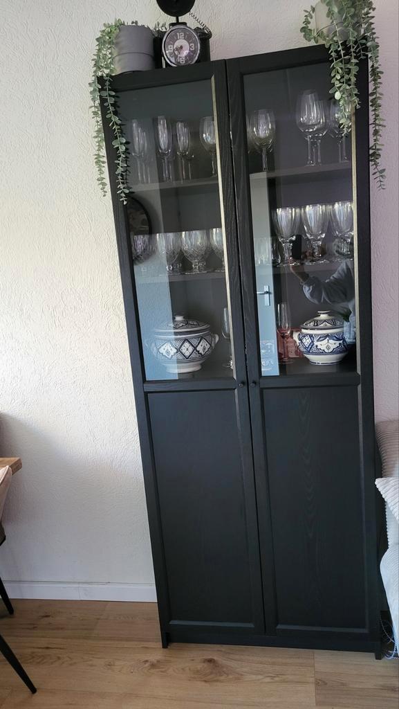 IKEA BILLY vitrinekast – zwart, in nette staat, Huis en Inrichting, Kasten | Vitrinekasten, Zo goed als nieuw, 200 cm of meer