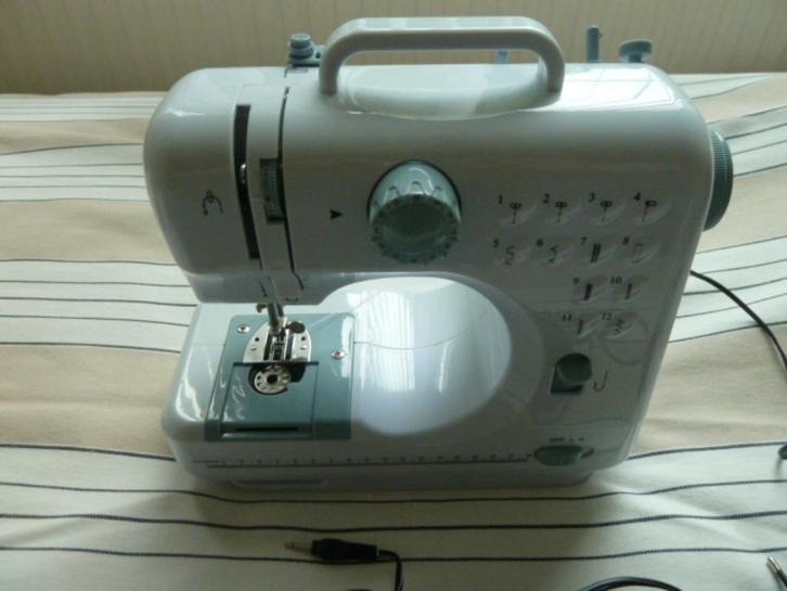 kinder naaimachine in originele doos, Hobby en Vrije tijd, Naaimachines en Toebehoren, Zo goed als nieuw, Naaimachine, Overige merken