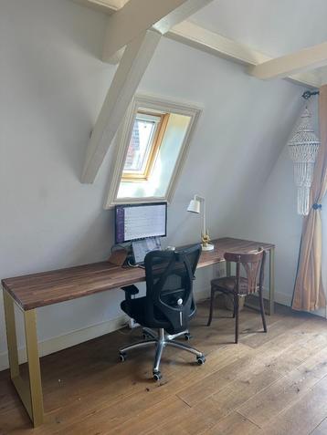 Lange tafel / werkblad in notenhout beschikbaar voor biedingen