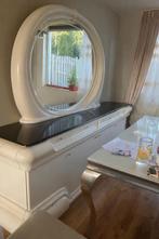 Witte dressoirkast met spiegel - Tijdloze elegantie, Huis en Inrichting, Woonaccessoires | Spiegels, Ophalen, 200 cm of meer, 125 cm of meer