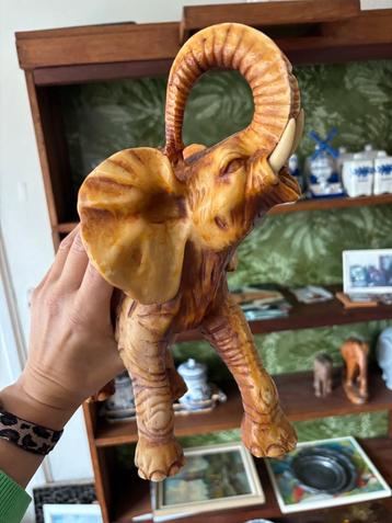 Natuurstenen olifant beschikbaar voor biedingen