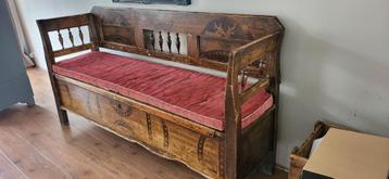 Antieke houten klep bank beschikbaar voor biedingen