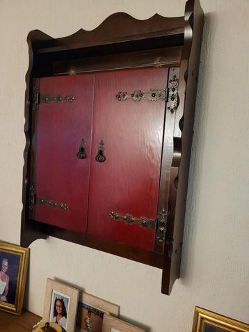 Vintage wandbar met gietijzer beslag beschikbaar voor biedingen