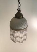 .Brocante hanglamp met kraaltjes en bisque bewerkt kapje, Gebruikt, Vintage, Ophalen of Verzenden, Metaal