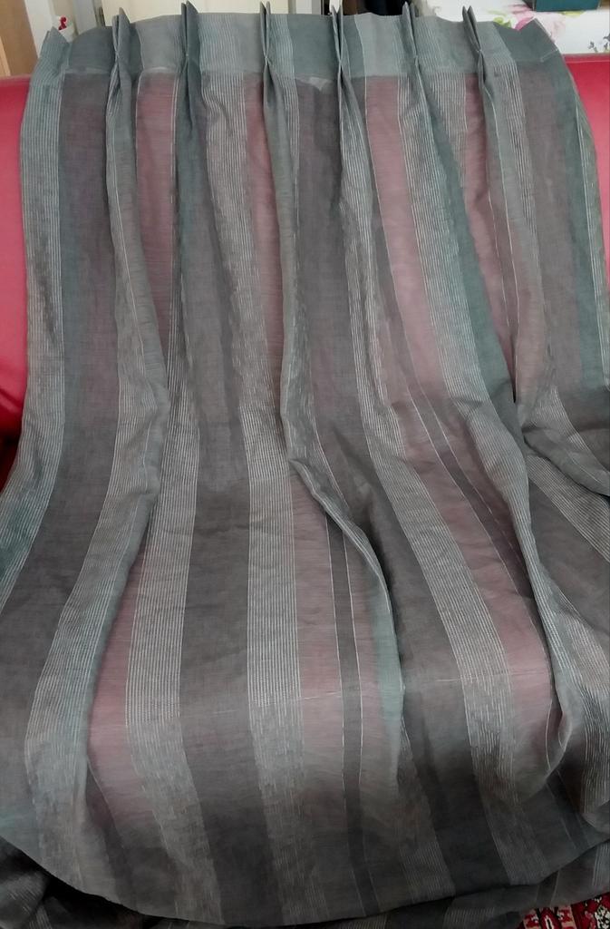 3 Stuks grijze vitrage van 240 cm hoog en elk 75 cm breed, Huis en Inrichting, Stoffering | Gordijnen en Lamellen, Zo goed als nieuw