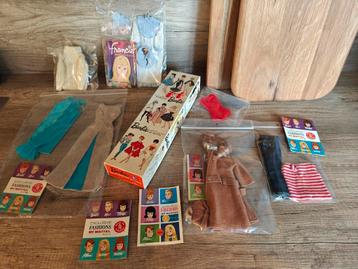 Verzameling Vintage Mattel Barbie boekjes Doosje & kleertjes beschikbaar voor biedingen