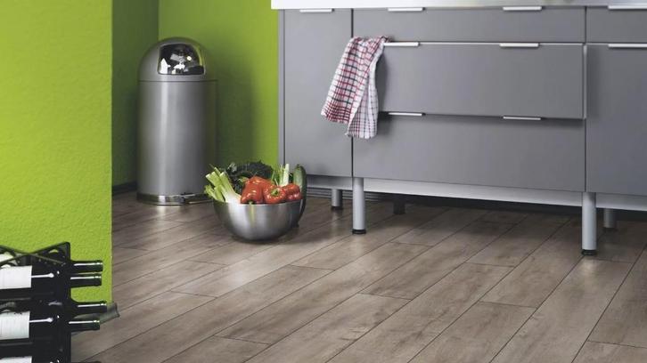 Grijze Robuuste houtlook eiken laminaat 8mm 55 m2, Huis en Inrichting, Stoffering | Vloerbedekking, Nieuw, Laminaat, Grijs, 75 m² of meer