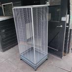Keurig nette vogelkooi met wieltjes., Dieren en Toebehoren, Vogels | Hokken en Kooien, Ophalen, Gebruikt, Metaal, Vogelkooi