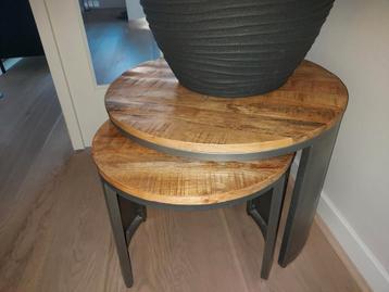 2 Stoere bijzettafels! Massief mangohout met metaal beschikbaar voor biedingen