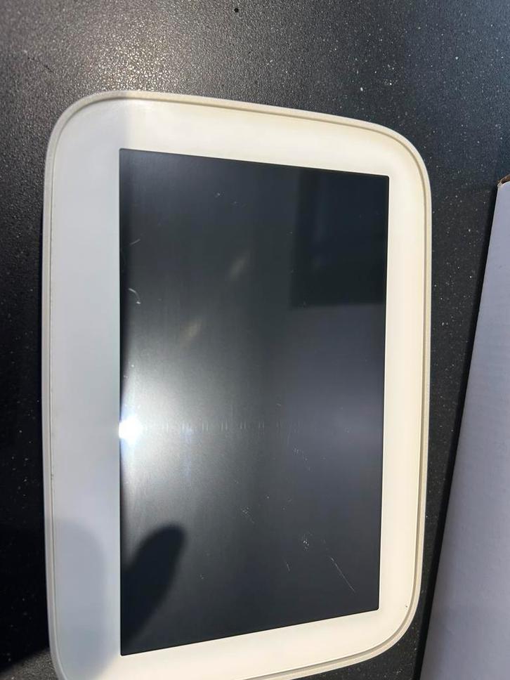 TOON 2 thermostaat - geroot rooted - lichte gebruiksporen, Doe-het-zelf en Verbouw, Verwarming en Radiatoren, Zo goed als nieuw