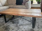 Salontafel met zwart metalen onderstel, Huis en Inrichting, Tafels | Salontafels, Ophalen, Gebruikt, 100 tot 150 cm, Eikenhout