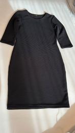 Zwarte jurk bronwasser S/M, Ophalen of Verzenden, Zo goed als nieuw, Maat 38/40 (M), Boven de knie