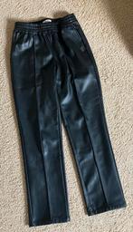 Zwarte broek leatherlook, Kleding | Dames, Broeken en Pantalons, Maat 34 (XS) of kleiner, Zo goed als nieuw, Ophalen