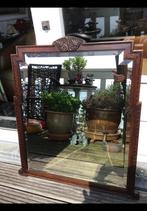 Oude houten spiegel met houtsnijwerk en glas met facet rand., Antiek en Kunst, Antiek | Spiegels, Ophalen of Verzenden, Rechthoekig