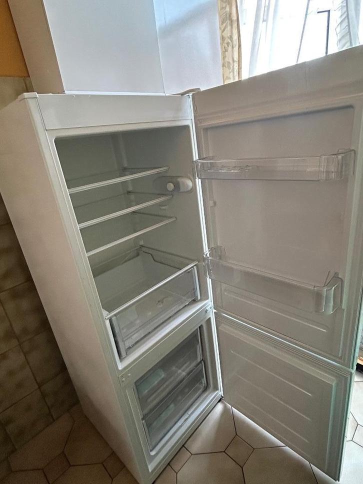 Indesit koelkast LR6 S2 W, Witgoed en Apparatuur, Koelkasten en IJskasten, Zo goed als nieuw, Met aparte vriezer, 200 liter of meer