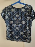 Blauw shirtje met vormenprint, maat XS (wijd model), Blauw, Ophalen of Verzenden, Zo goed als nieuw, Korte mouw