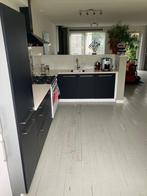 Gebruikte zwarte keuken met crème stenen blad, Huis en Inrichting, Keuken | Complete keukens, Ophalen, Gebruikt, Zwart, Hoekkeuken