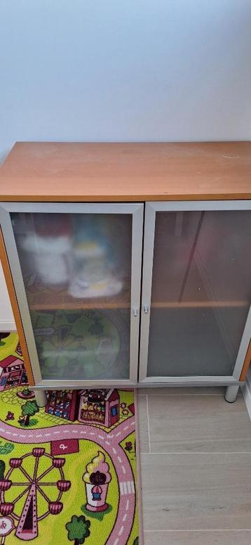 Houten vitrinekast met glazen deuren beschikbaar voor biedingen