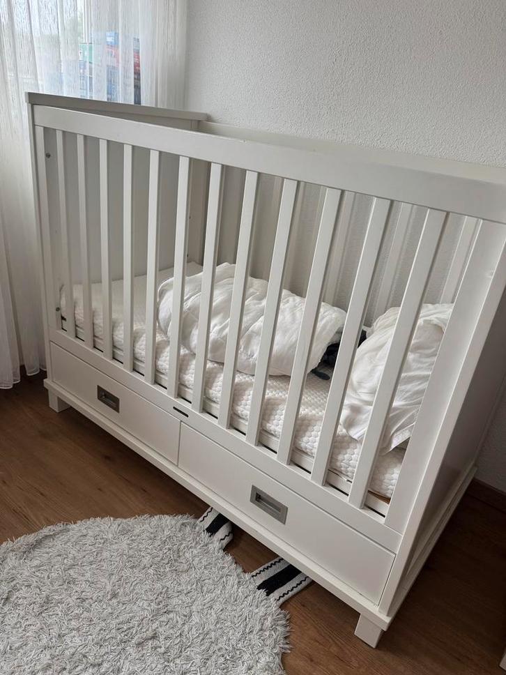 Babykamer bestaande uit commode, ledikant en kleding kasf, Kinderen en Baby's, Kinderkamer | Complete kinderkamers, Gebruikt, Jongetje of Meisje