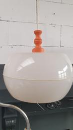 Retro jaren 70 hanglamp, wit kunststof met oranje. S26, Tweedehands verkoop, Gebruikt, Ophalen of Verzenden, Minder dan 50 cm