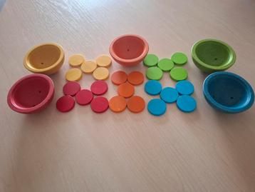 Houten sorteerspel met bakjes en schijfjes beschikbaar voor biedingen