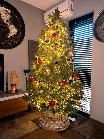 Prachtige grote kunstkerstboom .2.15 hoog beschikbaar voor biedingen