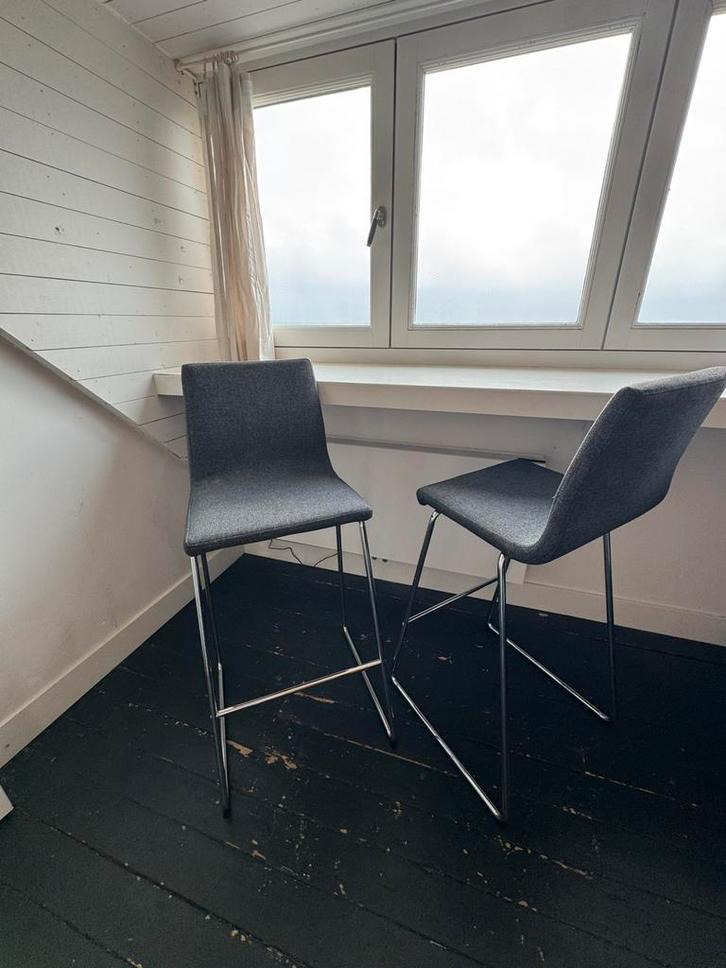 2 barkrukken met rugleuning, gestoffeerd, Huis en Inrichting, Barkrukken, Zo goed als nieuw, Metaal, 2 krukken, Met voetsteun