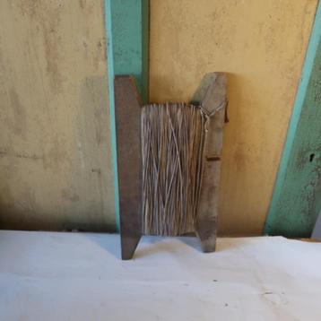 Plank met touw 20 x 37,5 x 4 cm brocante origineel beschikbaar voor biedingen