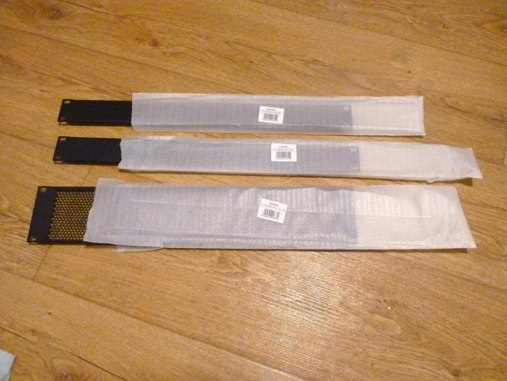 Drie zogenaamde blindplaten voor 19 inch rek. Totaal nieuw!, Muziek en Instrumenten, Behuizingen en Koffers, Nieuw, Speaker of Versterker