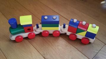 Houten treintje gekleurd beschikbaar voor biedingen