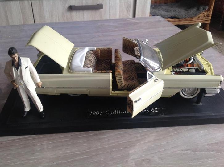 Scarface 1963 Cadillac Series 62 (1:18 scale die-cast), Verzamelen, Film en Tv, Gebruikt, Film, Beeldje, Replica of Model, Verzenden