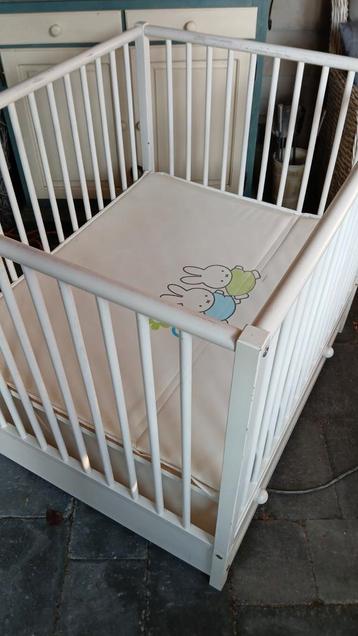 Houten box met lade en Nijntje kleed beschikbaar voor biedingen