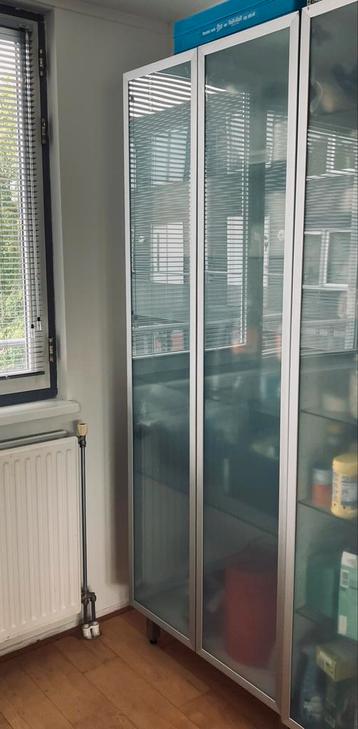 Ikea kast met glazen planken 80x37x200 beschikbaar voor biedingen