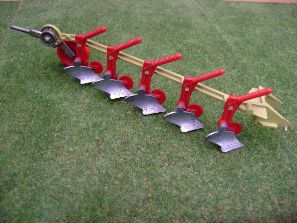 5-schaar rondgaande ploeg van Siku met stocknummer. 1951, Hobby en Vrije tijd, Modelauto's | 1:32, Zo goed als nieuw, Tractor of Landbouw