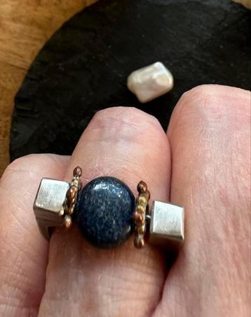 Bijzondere design stalen ring met verwisselbare stenen beschikbaar voor biedingen